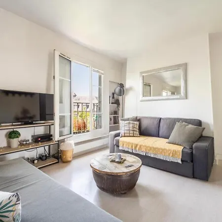 Apartament In Front Of Sacre Coeur - 2 Bedrooms In Last Floor Paryż
